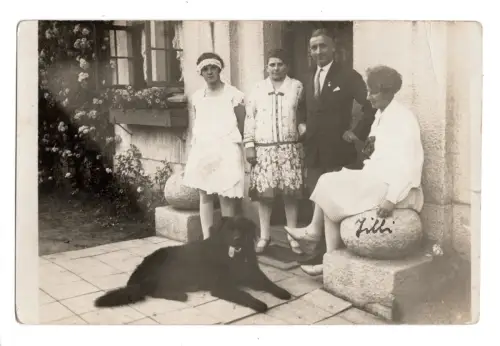 Foto AK Familie mit Hund Hausgarten beschriftet ca. 1920 (B1 015) Neufundländer?