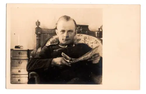 Fotografie  Soldat im Sessel mit Zeitung WW2 Wehrmacht Handabzug