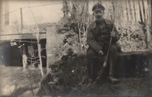 Foto AK Soldat Albert mit Gewehr Portrait Kaiserreich Militär um 1910 (M1187)