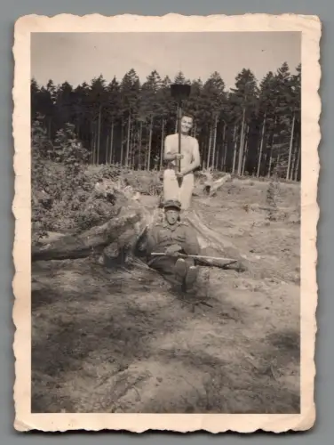 Foto 1944 Kummerfeld zwei Soldaten Wald Spaten 2. WK (K1074)