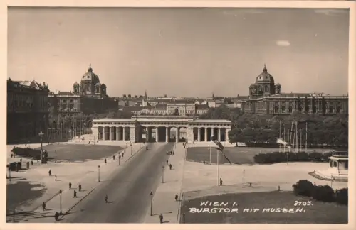 AK Wien Burgtor mit Museen Österreich Echtfoto ungelaufen 1930er (B2269)