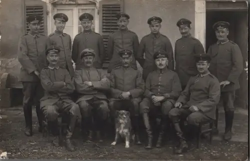Foto AK Soldaten Gruppe Hund Göhren Rügen Charlottenburg Militär (M1190)