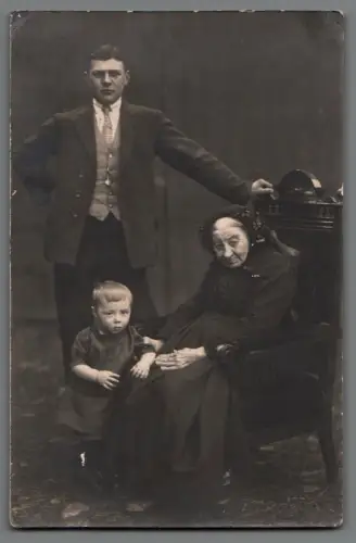 Foto AK Mann Kind Urgroßmutter, sehr ausdrucksstark,  um 1925 (B2001)