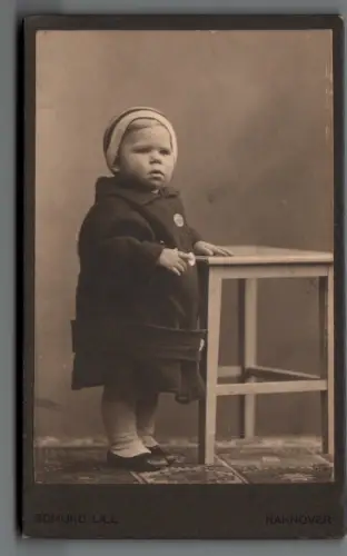CDV Foto Kleinkind Mantel Tisch  Hannover um 1910 Atelier Edmund Lill C2172