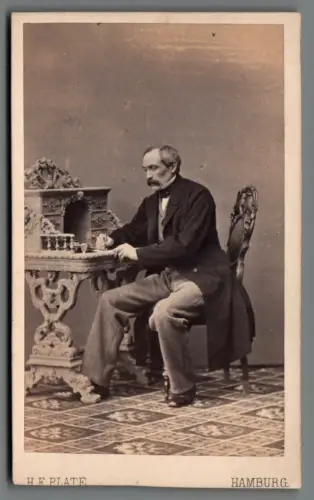 CDV Foto Herr schreibend am Sekretär Hamburg um 1870 Atelier H.F. Plate C2180