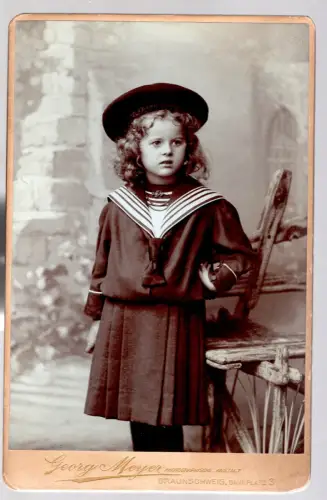 Fotografie Georg Meyer, Braunschweig,  junges Mädchens im Matrosenkleid (81)