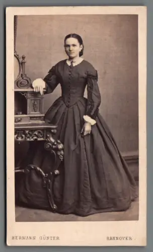 CdV Foto Ganzporträt junge Dame Kleid Hannover Hermann Günter C2193