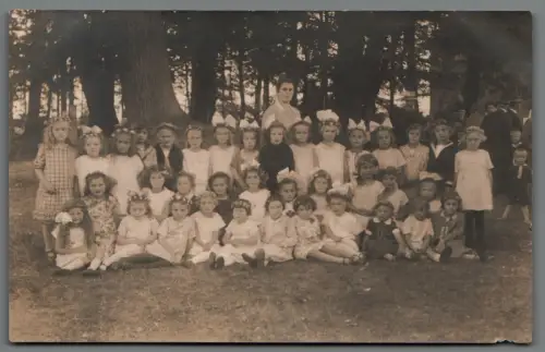 Foto AK Kindergruppe Schule Gnaschwitz Bautzen Sachsen Lehrerin B2300