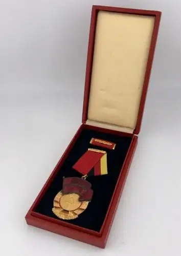 DDR Orden Banner der Arbeit Stufe II. Bartel Nr. 7g