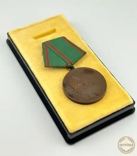 DDR Medaille für vorbildlichen Grenzdienst Nr. 2247 original Bartel 132a
