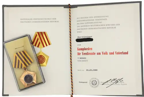 DDR NVA Nachlass LSK JAG 15 Flugzeugführer/Fluglehrer Oberstleutnant Pilotenhelm