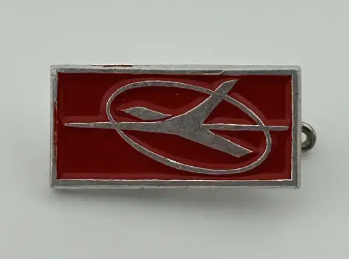 P22 Abzeichen Pin " Interflug " DDR Fluggesellschaft Logo auf rotem Grund