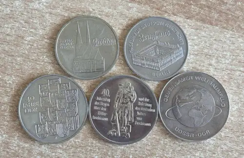 Lot / Konvolut 5 x DDR Münzen 5 und 10 Mark 1978 - 90 Zeughaus Weltraumflug…