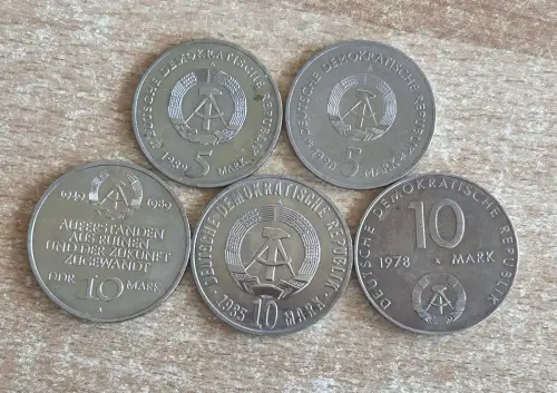 Lot / Konvolut 5 x DDR Münzen 5 und 10 Mark 1978 - 90 Zeughaus Weltraumflug…