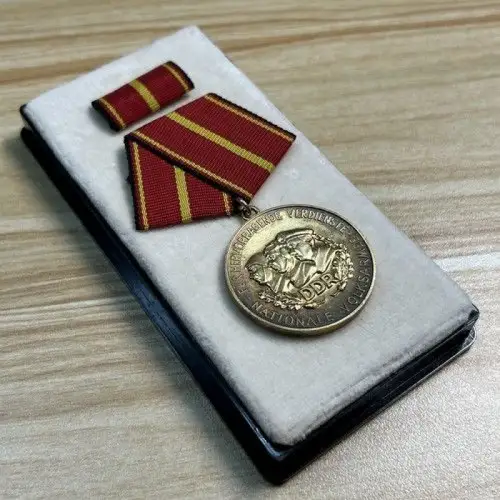 DDR Verdienstmedaille der NVA in Gold, 900 Silber Punze mit Halbmond