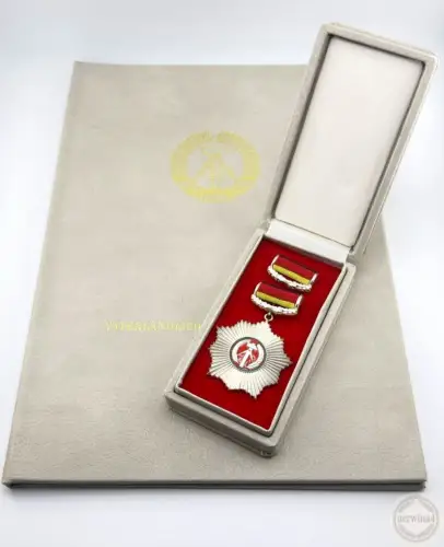 DDR Vaterländischer Verdienstorden in Silber Urkunde 1985 im Etui VVO