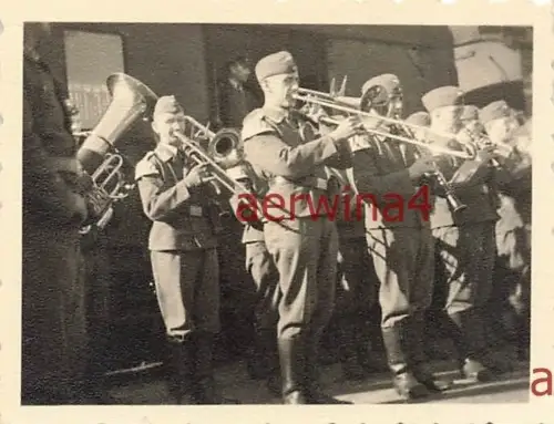 Deutsche Militärkapelle am Zug im Bahnhof Danzig Polen
