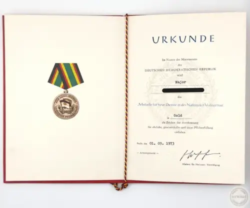 DDR Medaille für Treue Dienste in der NVA in Gold mit Urkunde Major 1973