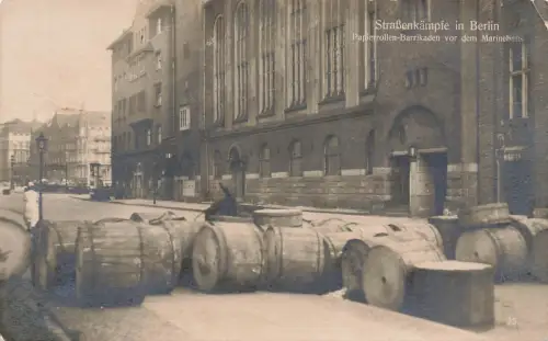 AK Berlin Straßenkämpfe Papierrollen-Barrikaden vor Marinehaus Berlin Postkarte