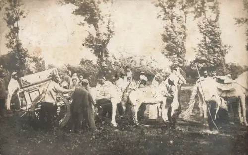 Chinesische Beerdigung, Pferde aus Pappmaché werden verbrannt Fotokarte AK 1909