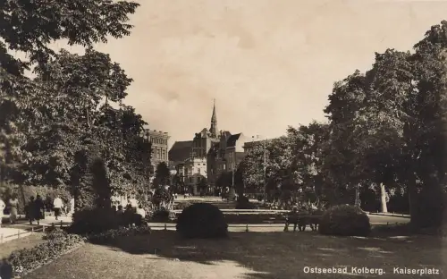 AK Kolberg Kaiserplatz Menschen Pommern ungelaufen Postkarte