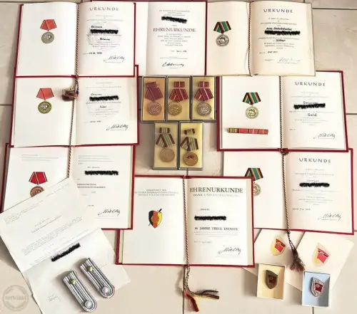 DDR MfS Nachlass Stasi Unterleutnant Offizier Medaillen Urkunden Abzeichen