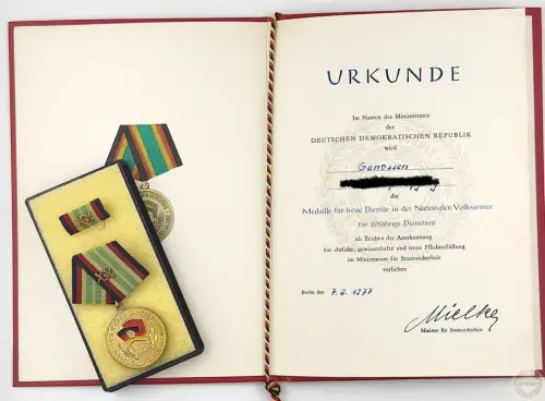 DDR MfS Nachlass Stasi Unterleutnant Offizier Medaillen Urkunden Abzeichen