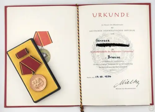 DDR MfS Nachlass Stasi Unterleutnant Offizier Medaillen Urkunden Abzeichen