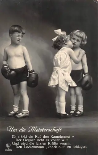 Um die Meisterschaft Boxen Kinder mit Boxhandschuhe HB Postkarte 1928