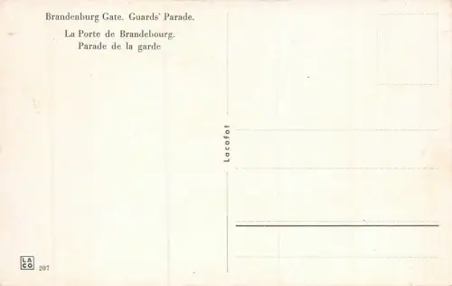 Die Wache zieht auf vor Brandenburger Tor in Berlin Postkarte AK