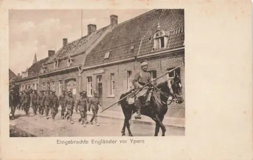 Eingebrachte Engländer von Ypern mit Ulanen Reiter Postkarte AK 1916