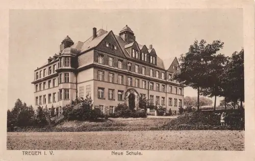Treuen i. V. Neue Schule Postkarte AK