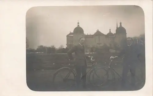 Fotokarte Männer mit Fahrrad vor Schloss Moritzburg Sachsen Postkarte AK