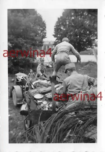 Soldaten mit Traktor Hanomag RL 20 bei Srottsammlung