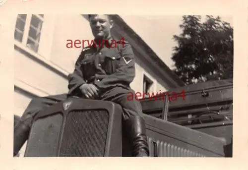 Soldat auf Motorhaube LKW Faun L400 D66