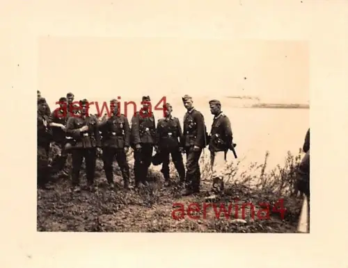 deutsche Soldaten am Ufer von der Weichsel Polen