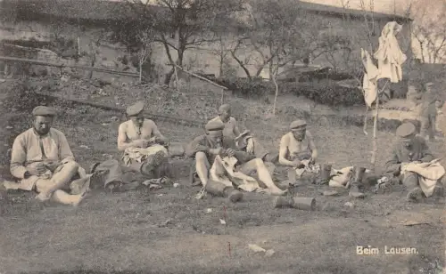 Soldaten beim Lausen Patriotika Postkarte AK 1916