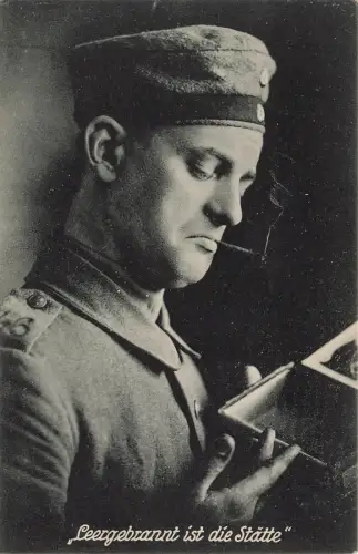 Leergebrannt ist die Stätte Soldat mit Zigarette Patriotika Postkarte AK