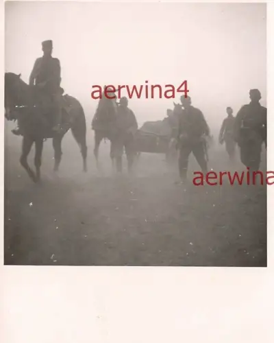 Vormarsch deutsche Soldaten in der Staubwolke Ozarow Polen
