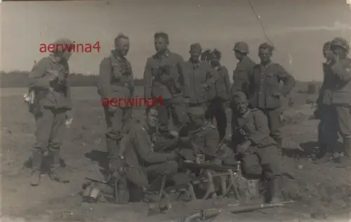 deutsche Sturmsoldaten Rast am Erdbunker an der Ostfront Großfoto