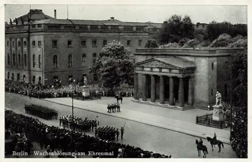 Blick auf Wacheablösung am Ehrenmal in Berlin Postkarte AK