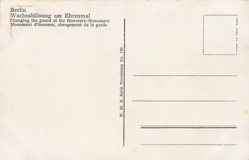 Blick auf Wacheablösung am Ehrenmal in Berlin Postkarte AK