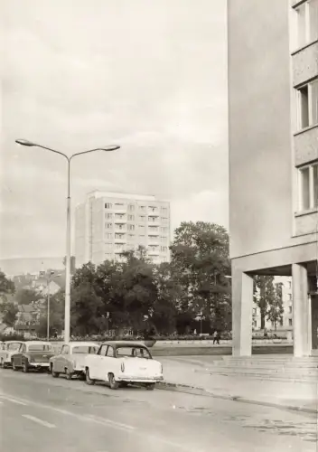 Straßenansicht mit Pkws Hochhaus in Suhl Thüringer Wald Thüringen Postkarte AK