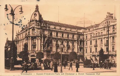 Kaiser-Fridrich-Platz mit Denkmal u. Hotel Nassauer Hof Wiesbaden Hessen AK 1914