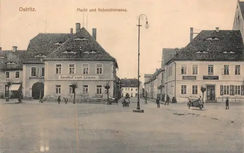 Ostritz Markt und Schmidtstrasse Gasthaus zum Löwen Postkarte AK
