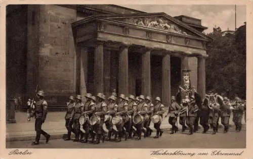 Soldaten Wachablösung am Ehrenmal in Berlin Postkarte AK 1937
