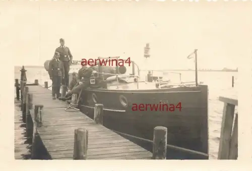 Soldaten Flak-Regt. 3 an der Motoryacht Eva Hafen Swinemünde Stettin Pommern