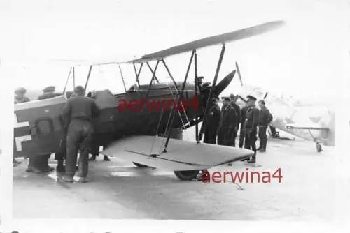 Flugzeugmechaniker am Flugzeug Fw 44 Stieglitz Flugplatz Cognac Frankreich