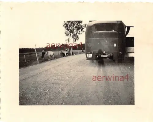 deutscher Omnibus mit Divisionzeichen bei polnischen Bauerin Kielce Polen