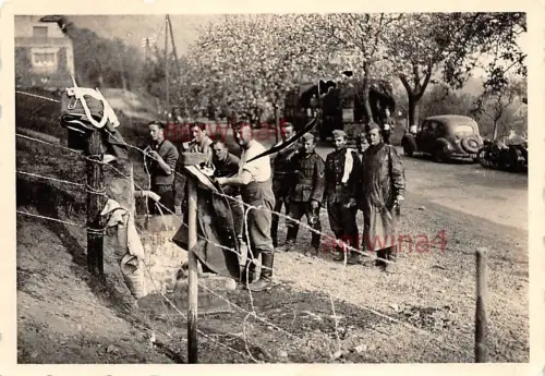 deutsche Soldaten putzen Zähne am Gefangenen Lager Frankreich